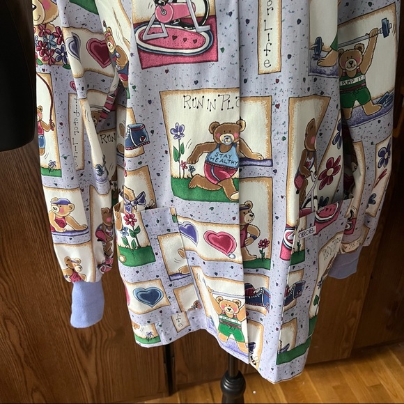 Vintage Novelty Exercise Bear Snap Close Scrub Top size Small - Picture 8 of 10